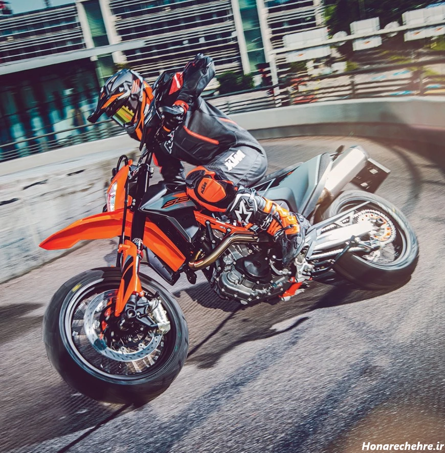 ژست عکس با موتور هوندا 125