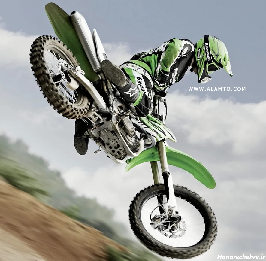 ژست عکس با موتور هوندا 125