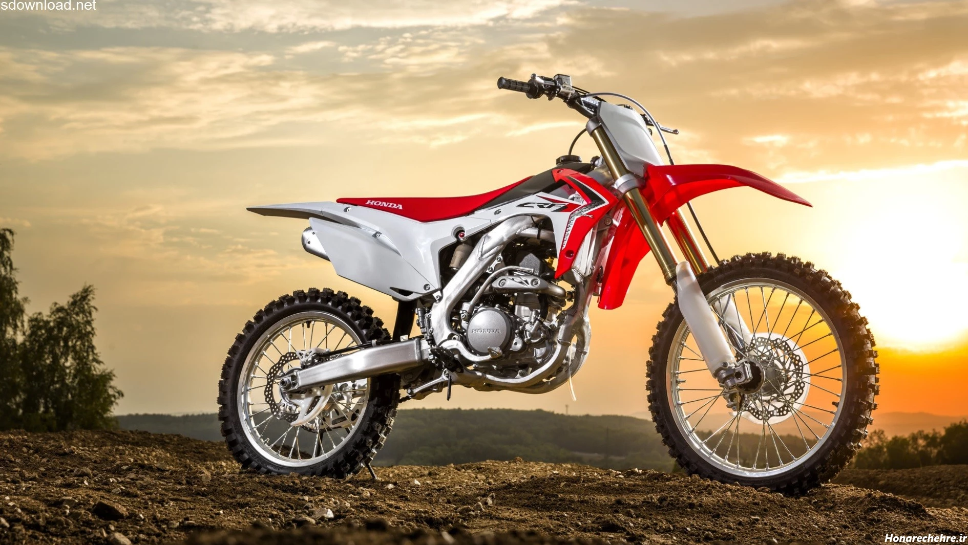 ژست عکس با موتور هوندا 125