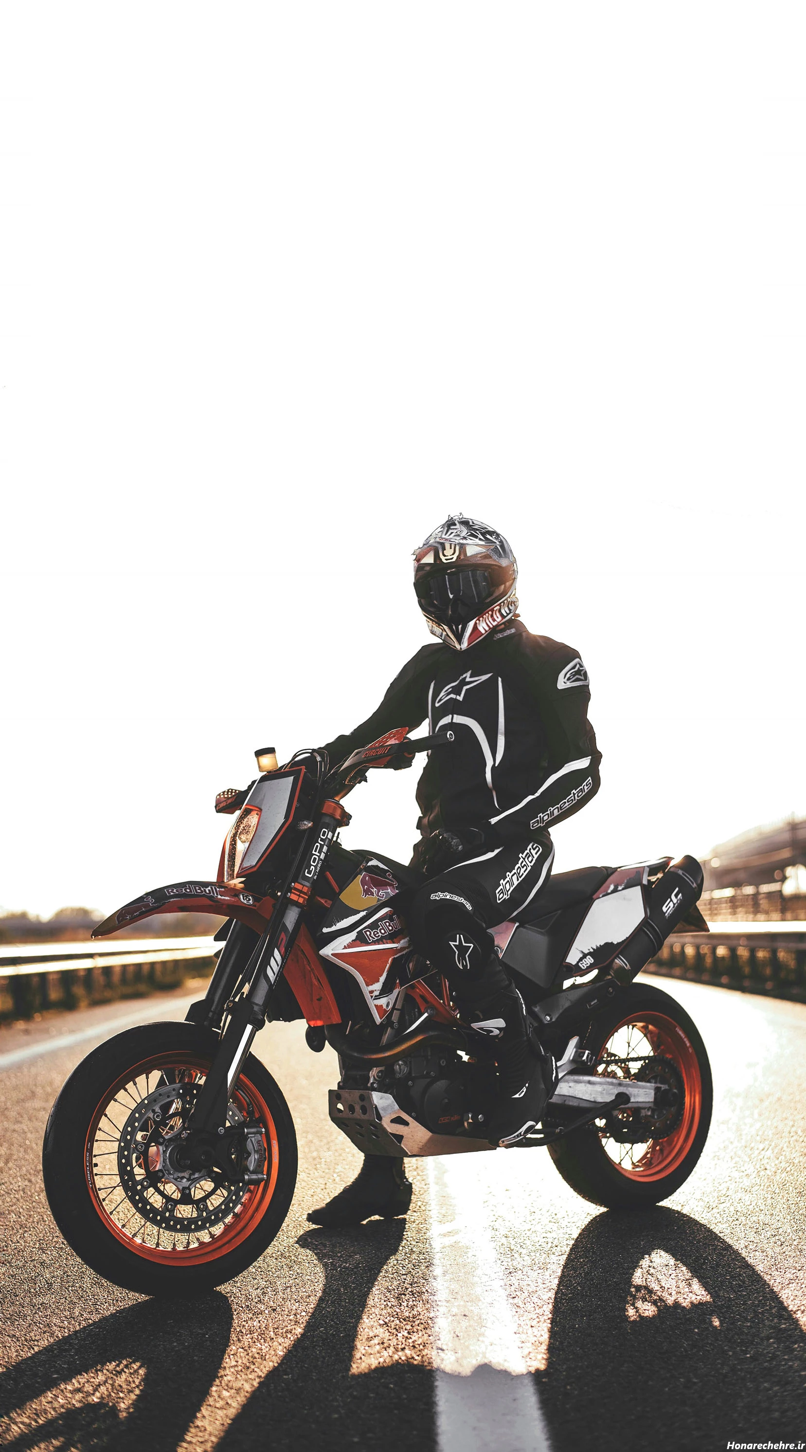 ژست عکس با موتور هوندا 125