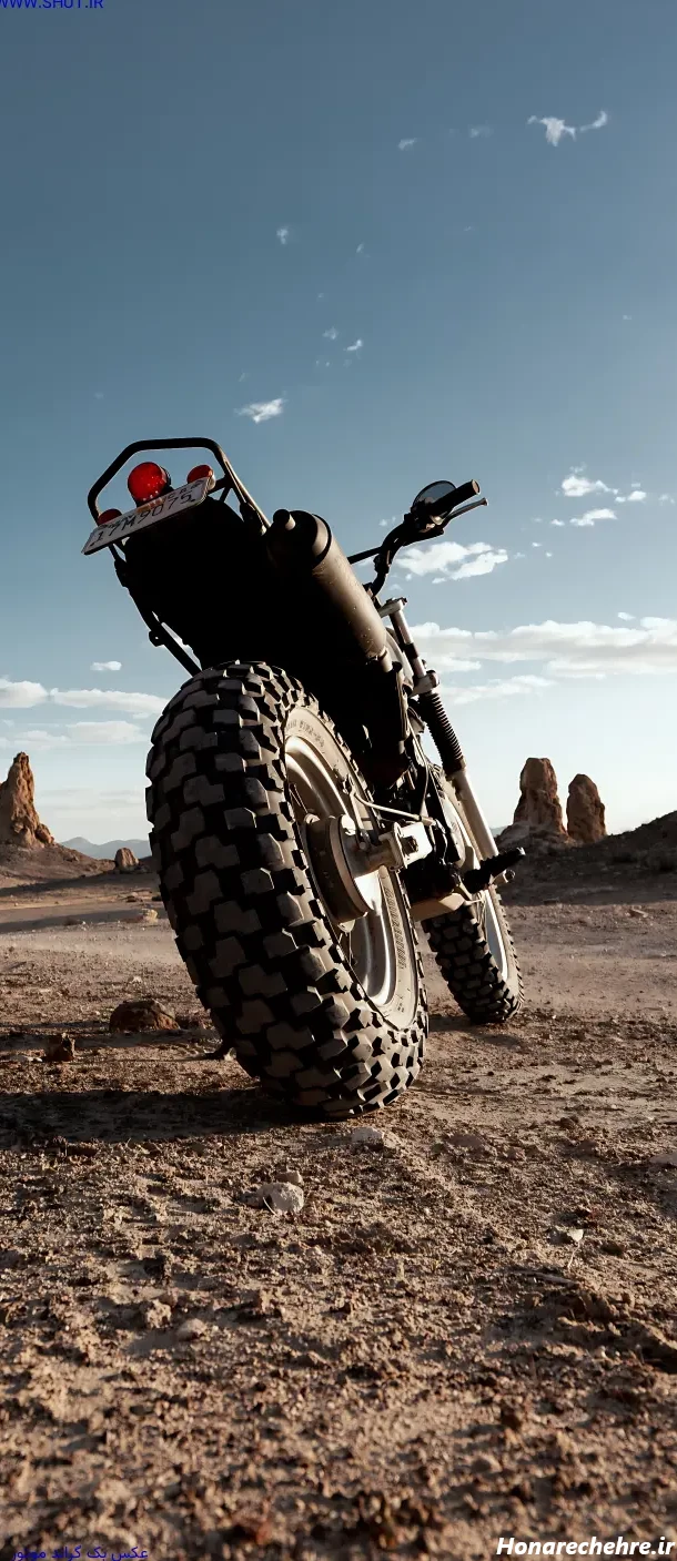 ژست عکس با موتور هوندا 125