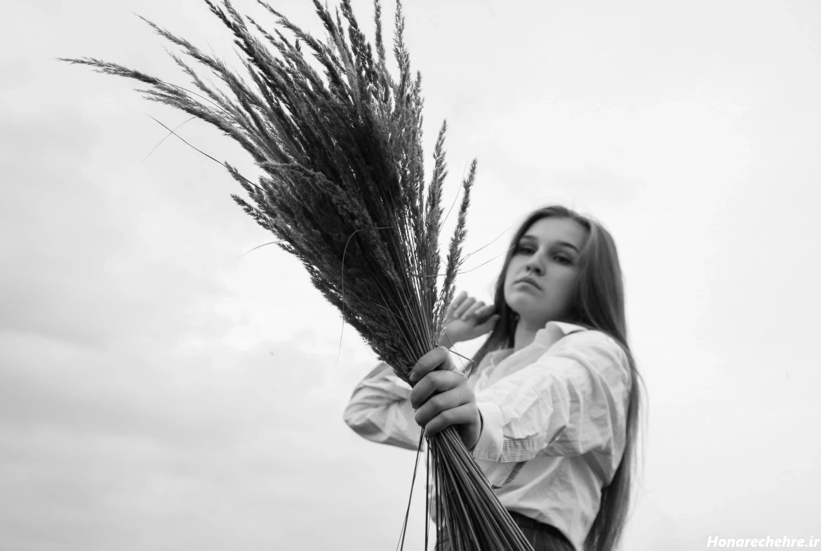 بومیلیا | زن گندم به دست سیاه و سفید