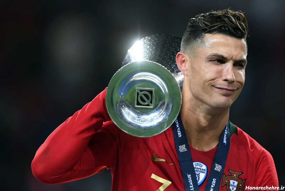 عکس رونالدو با جام لیگ ملت ها