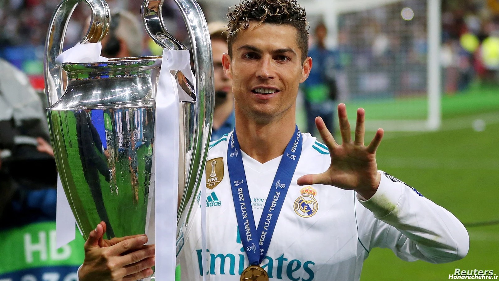 عکس رونالدو با جام لیگ ملت ها