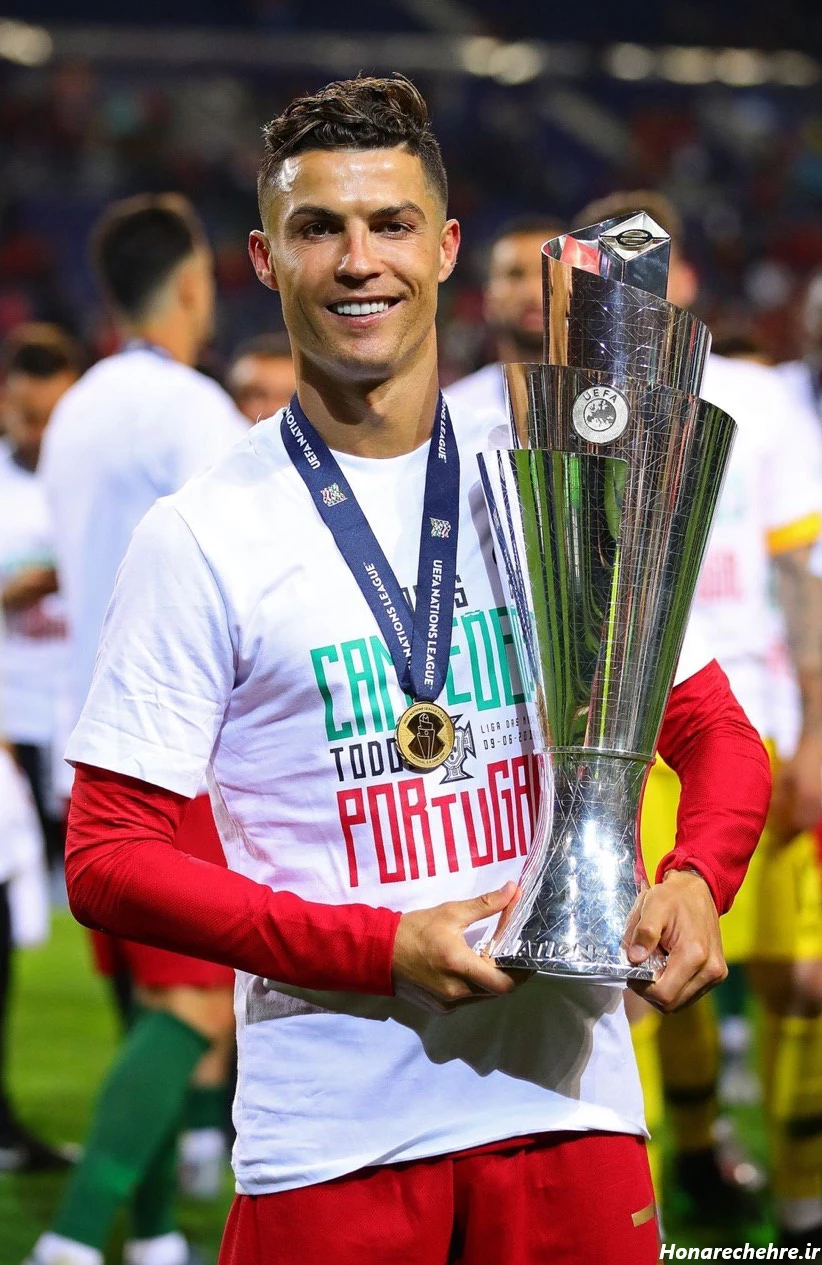 عکس رونالدو با جام لیگ ملت ها