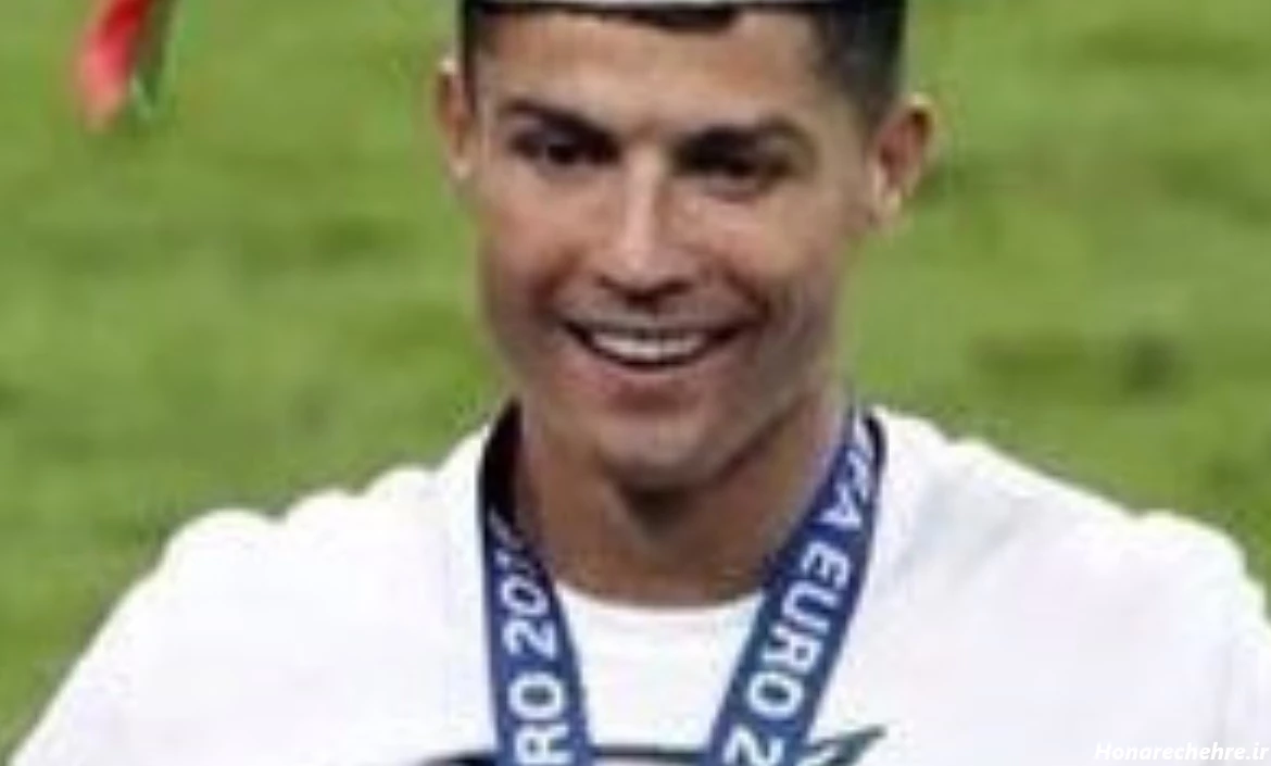 عکس رونالدو با جام لیگ ملت ها