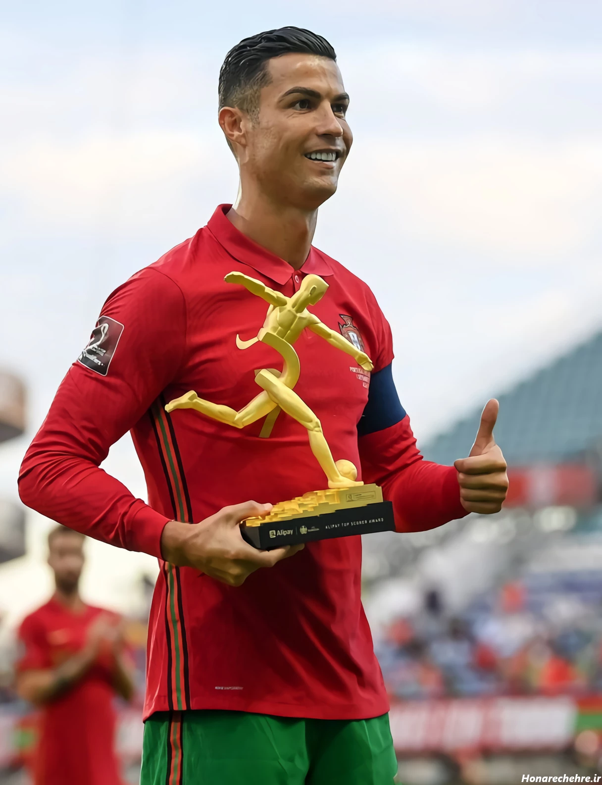 عکس رونالدو با جام لیگ ملت ها