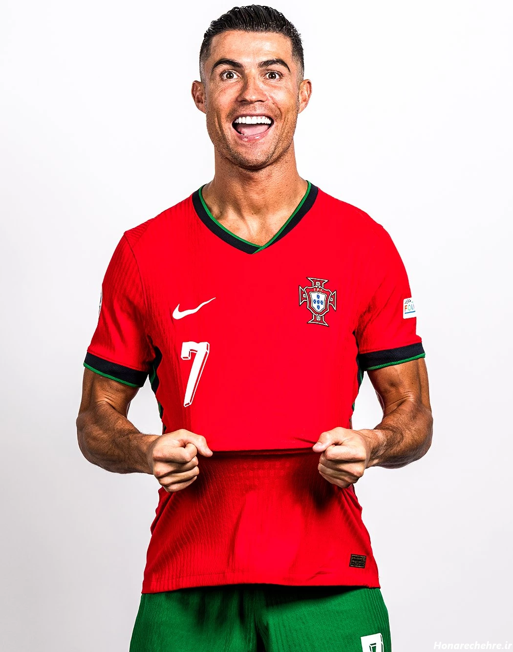 عکس رونالدو با جام لیگ ملت ها