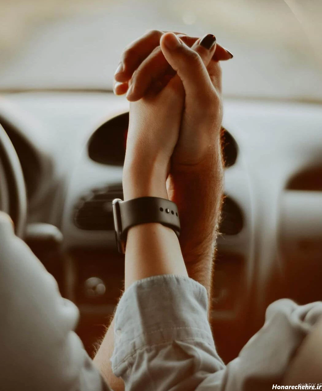 عکس دست دونفره تو ماشین پژو پارس