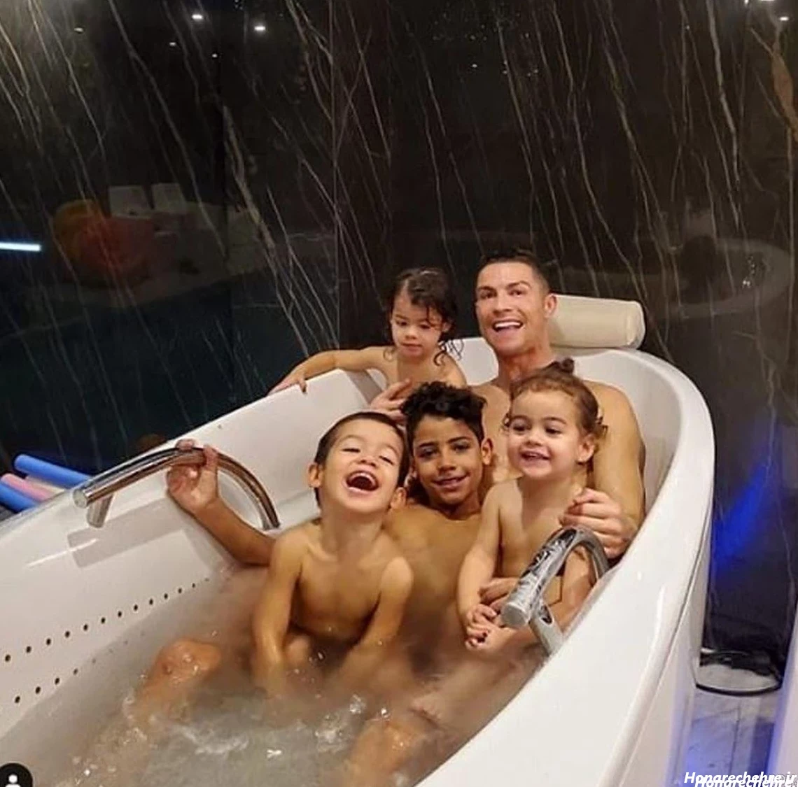 رونالدو و همسرش در ساحل