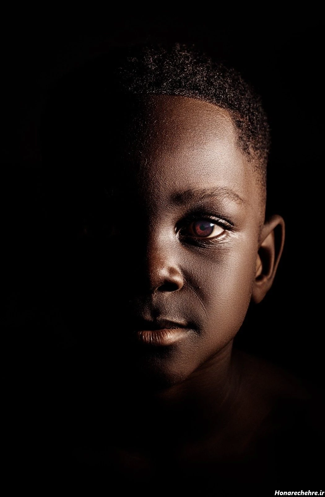 عکس سیاه پوست مرد خنده دار