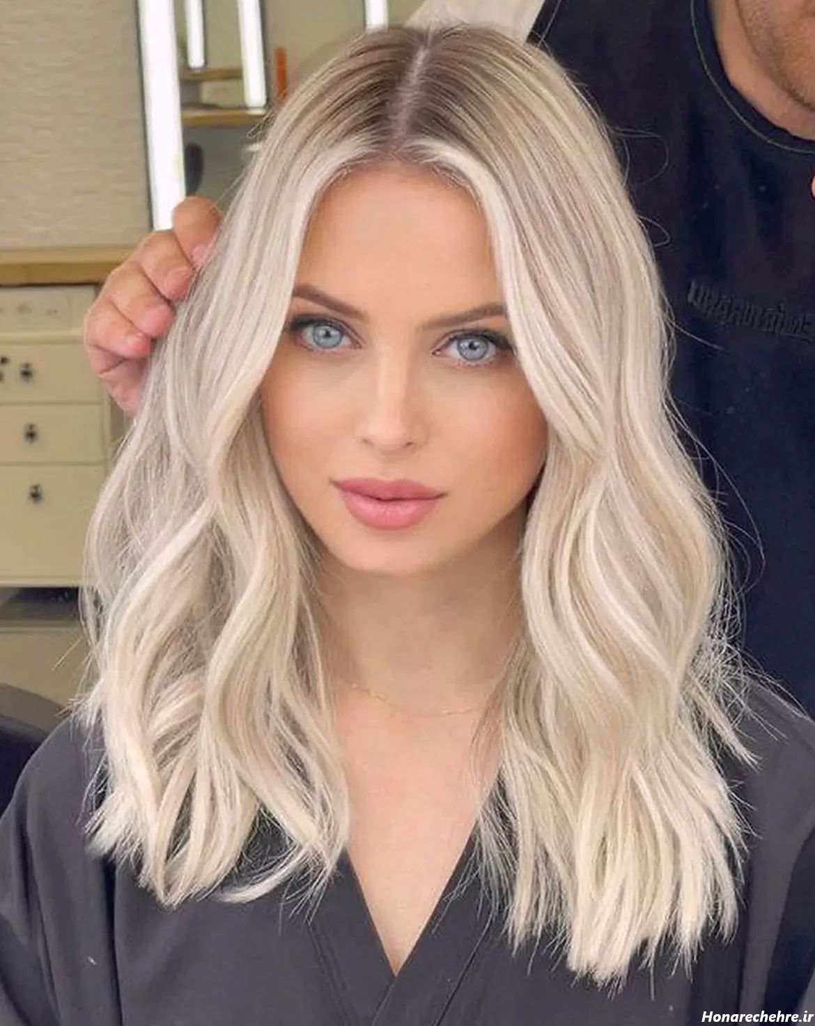 عکس دختر مو بلوند از پشت