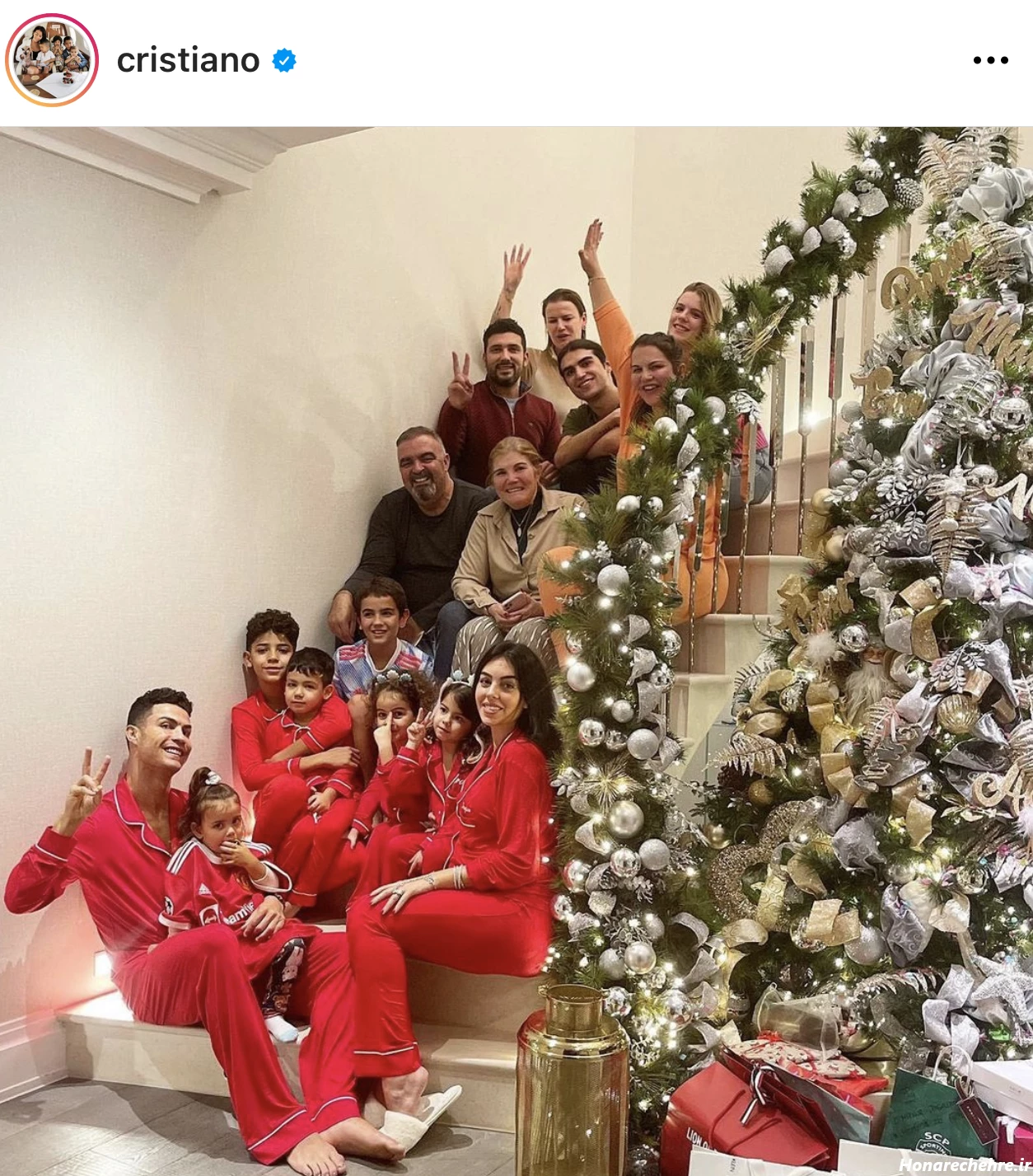 عکس بوسه رونالدو و همسرش در استخر