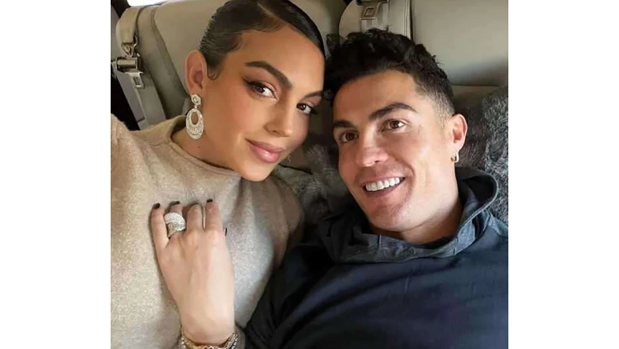 عکس بوسه رونالدو و همسرش در استخر