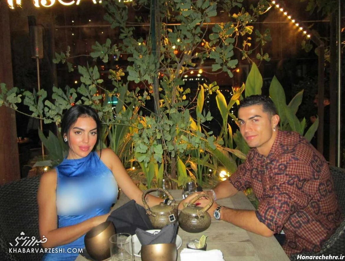 عکس بوسه رونالدو و همسرش در استخر