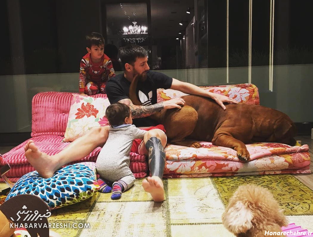 عکس بوسه رونالدو و همسرش در استخر