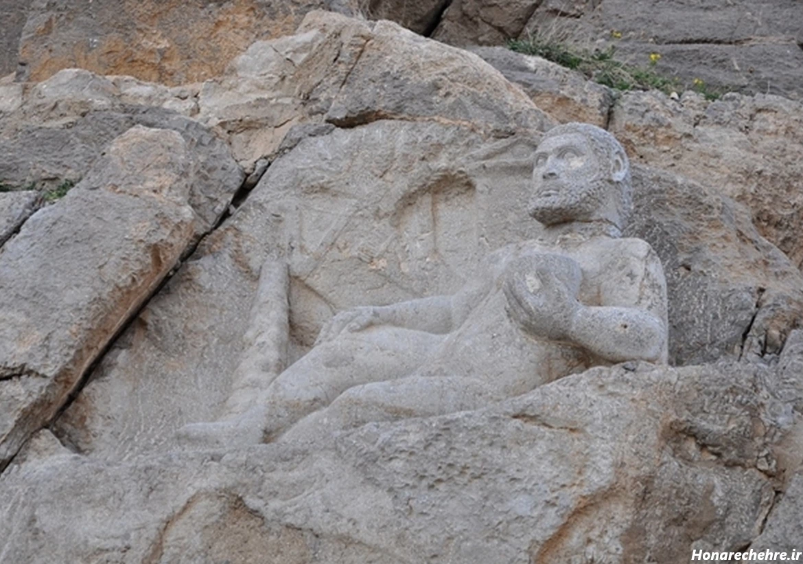 عکس کوه بیستون شبیه زن