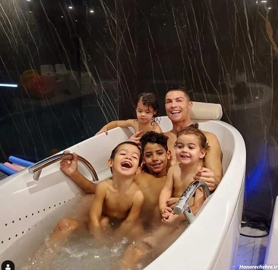 عکس بوسه رونالدو و همسرش در استخر