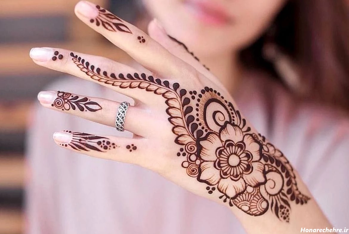 طرح حنا روی پا ساده و شیک