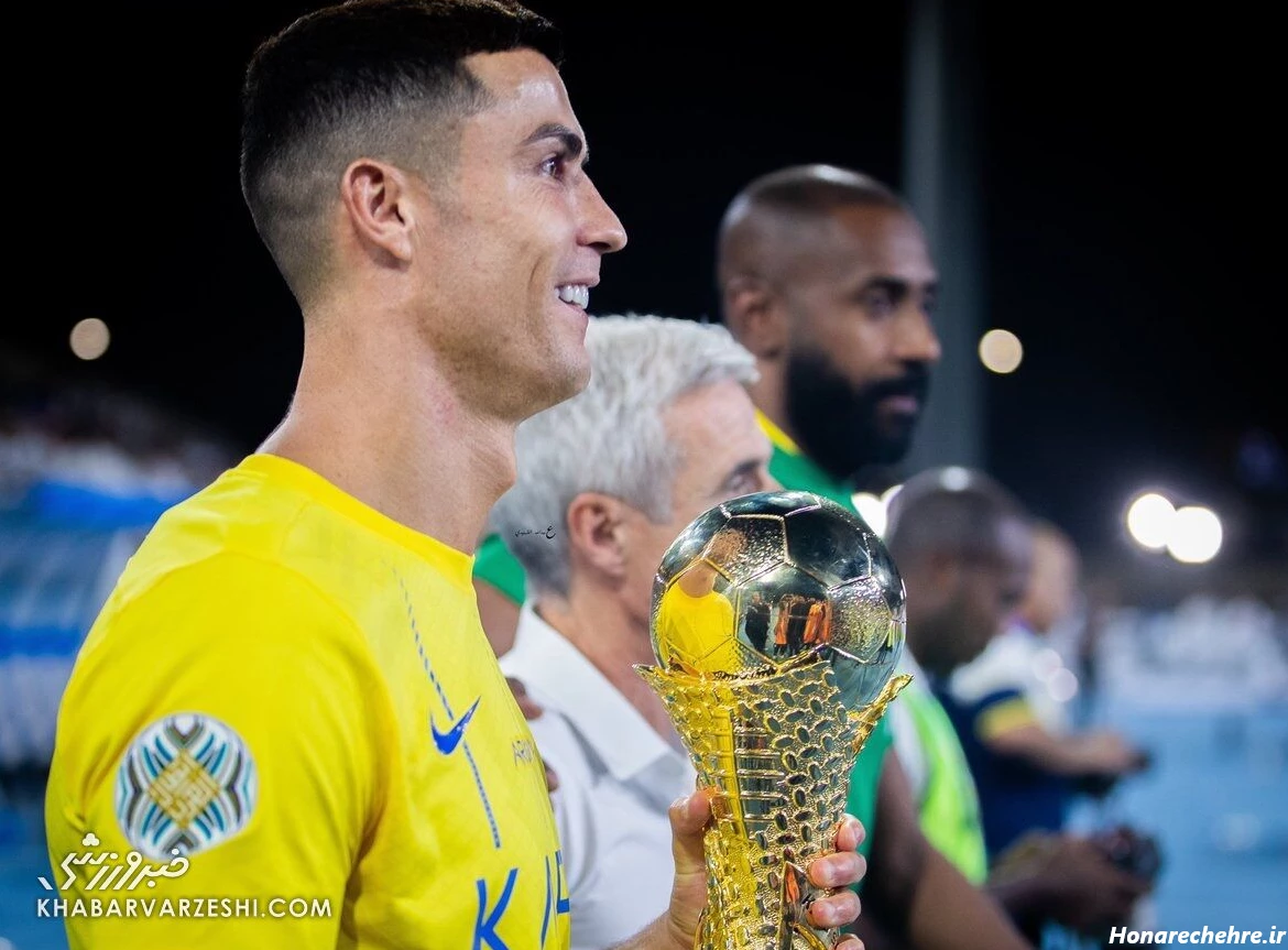 عکس رونالدو با جام عربستان