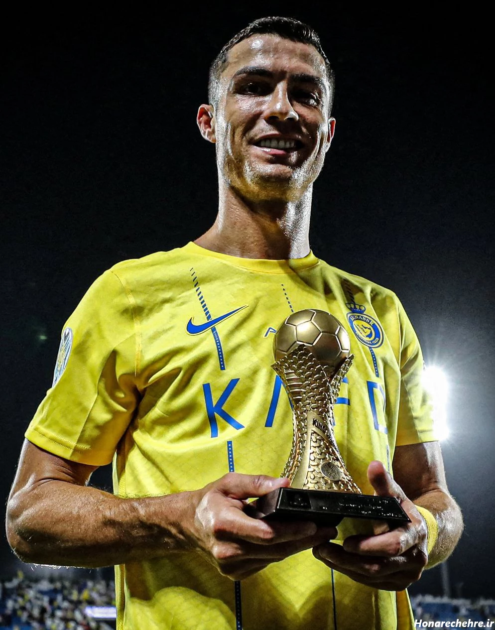 عکس رونالدو با جام عربستان