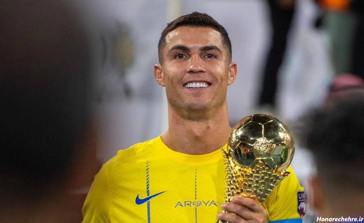 عکس رونالدو با جام عربستان