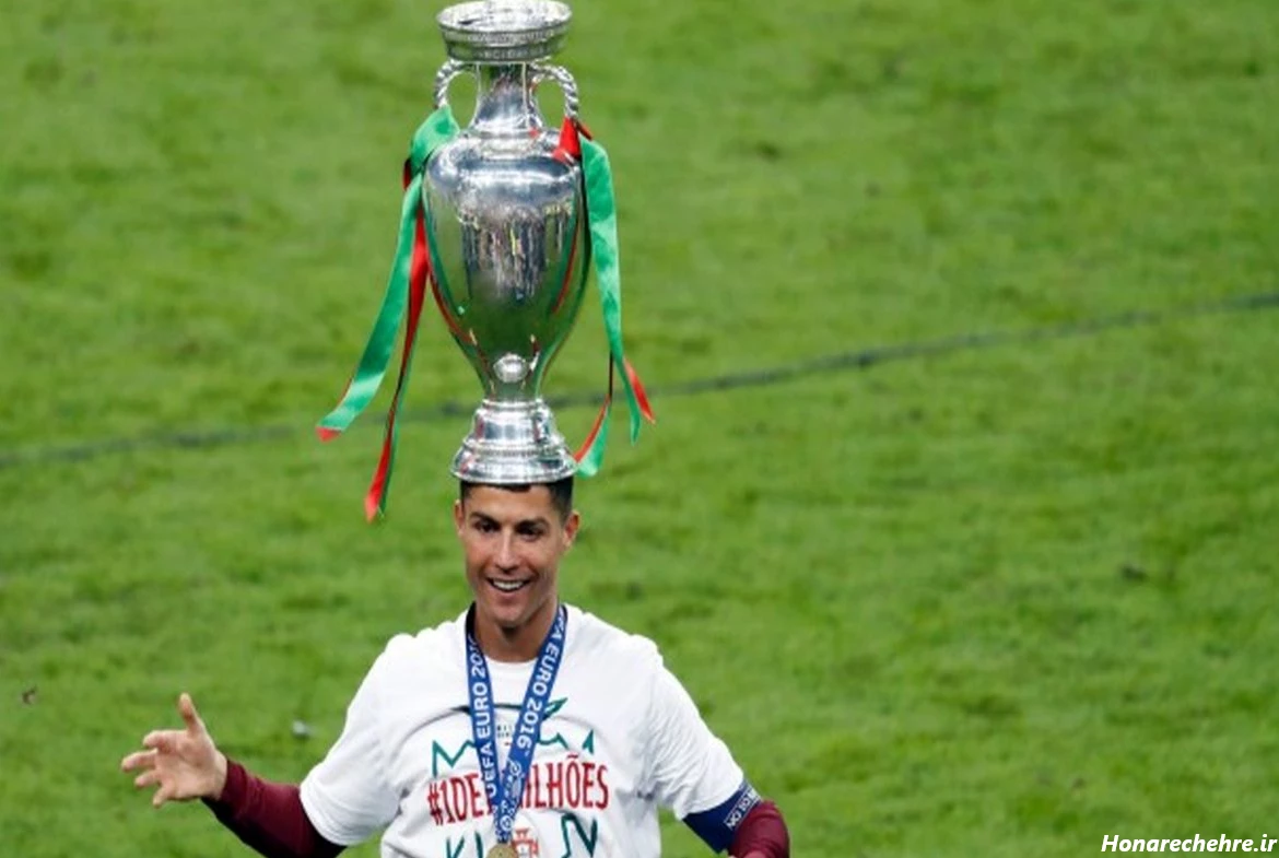 عکس رونالدو با جام عربستان