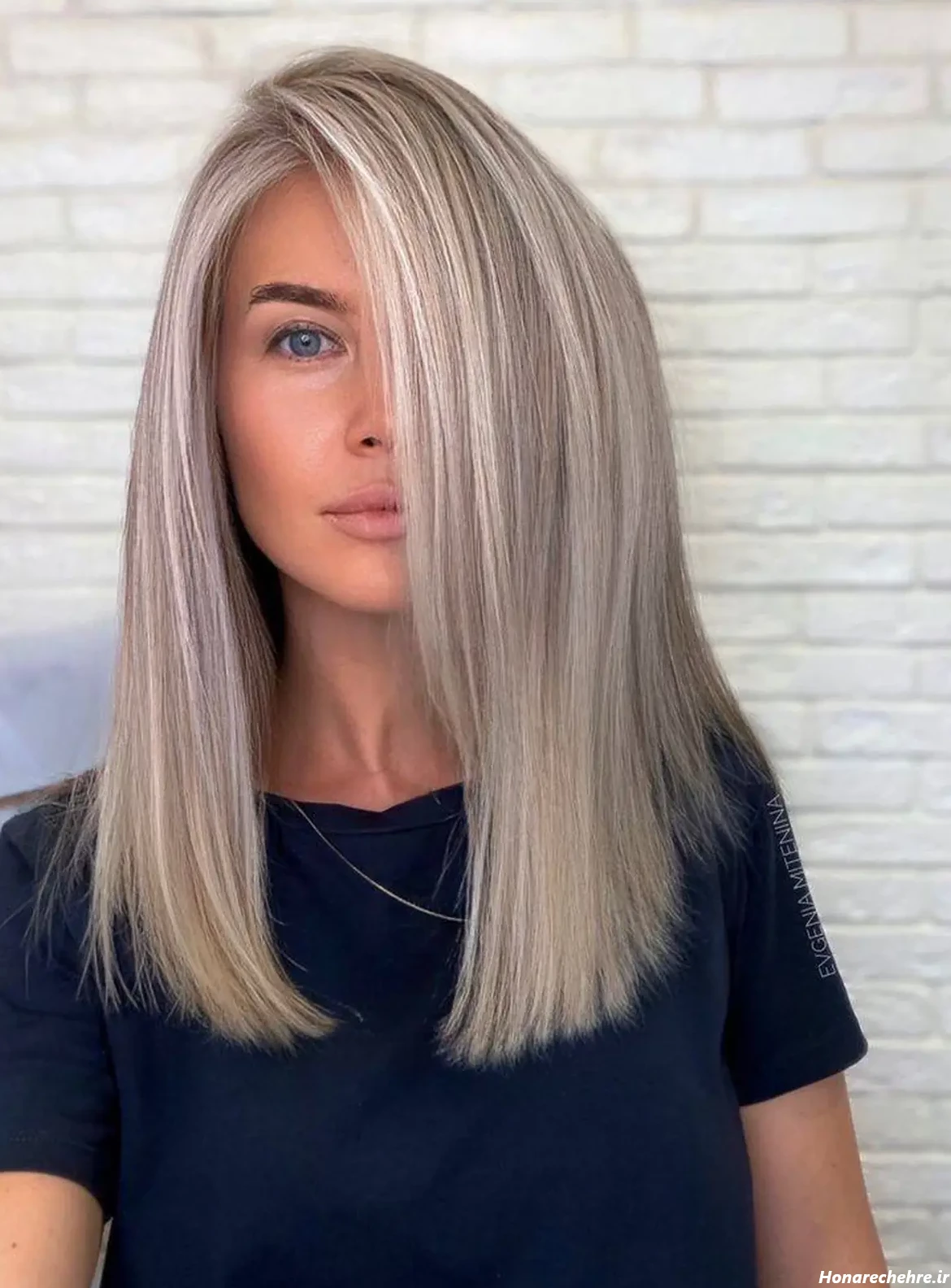 عکس دختر مو بلوند از پشت