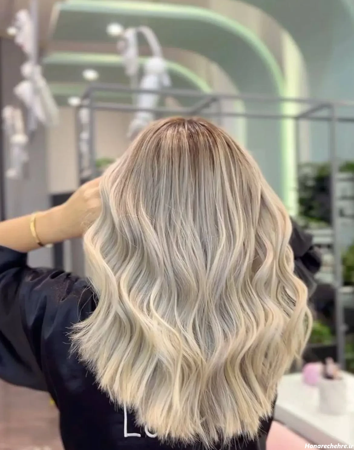 عکس دختر مو بلوند از پشت