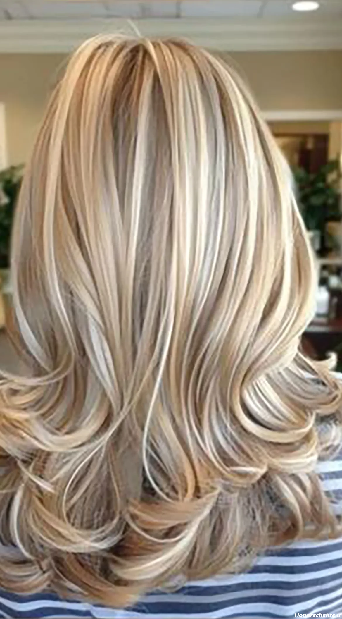 عکس دختر مو بلوند از پشت