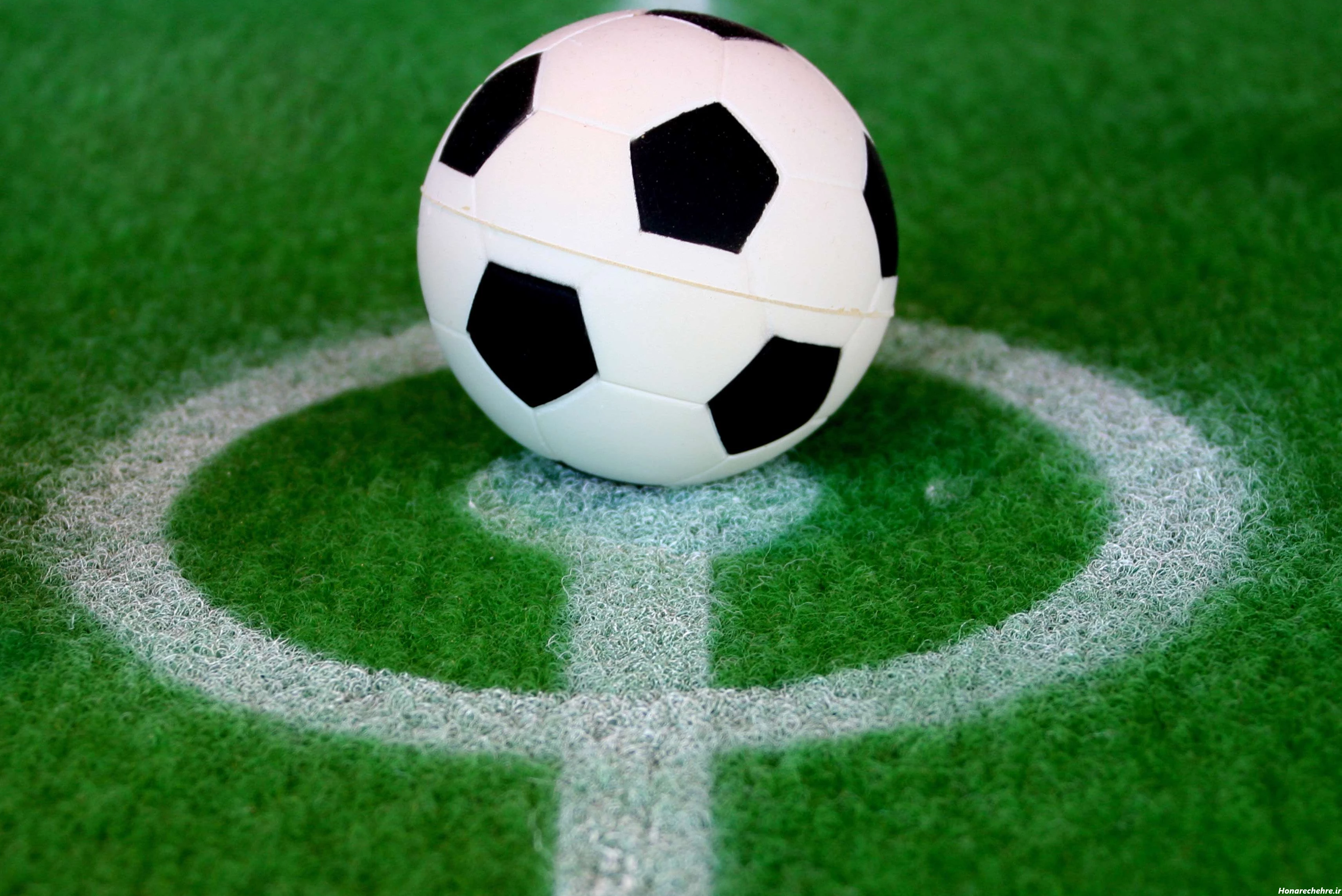 عکس چمن فوتبال طبیعی
