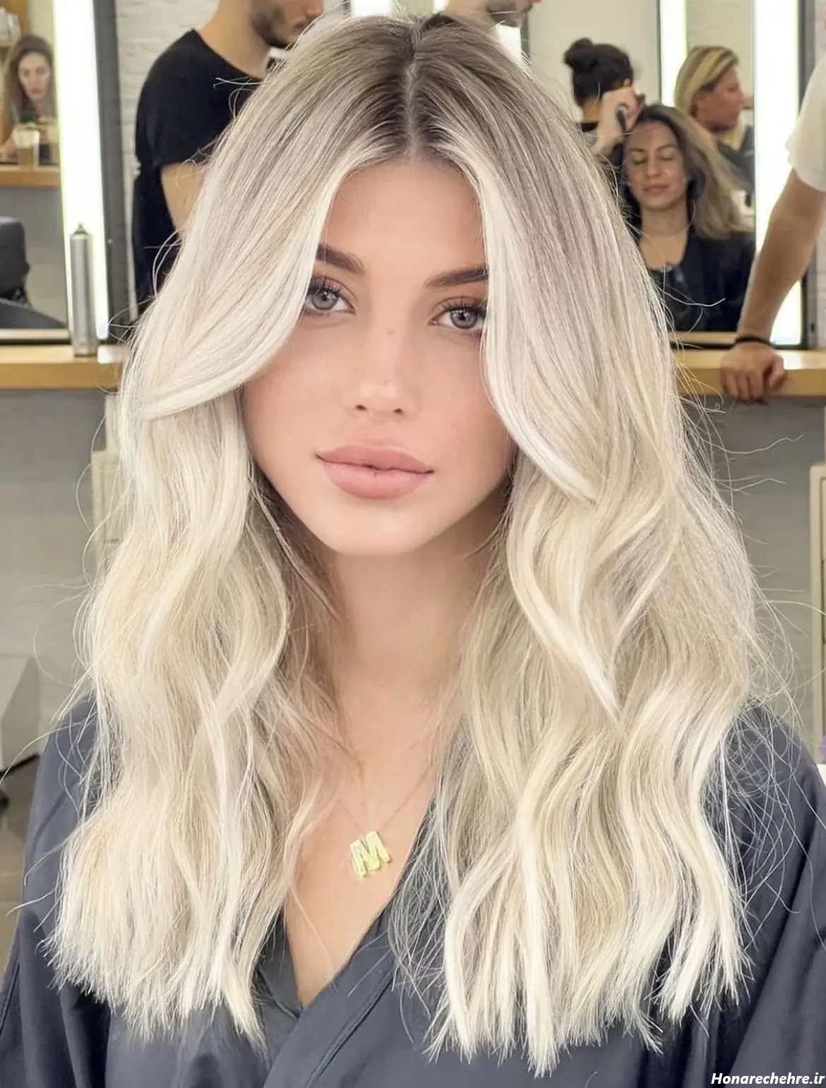 عکس دختر مو بلوند از پشت