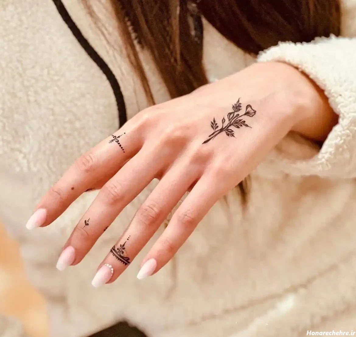 طرح حنا روی پا ساده و شیک