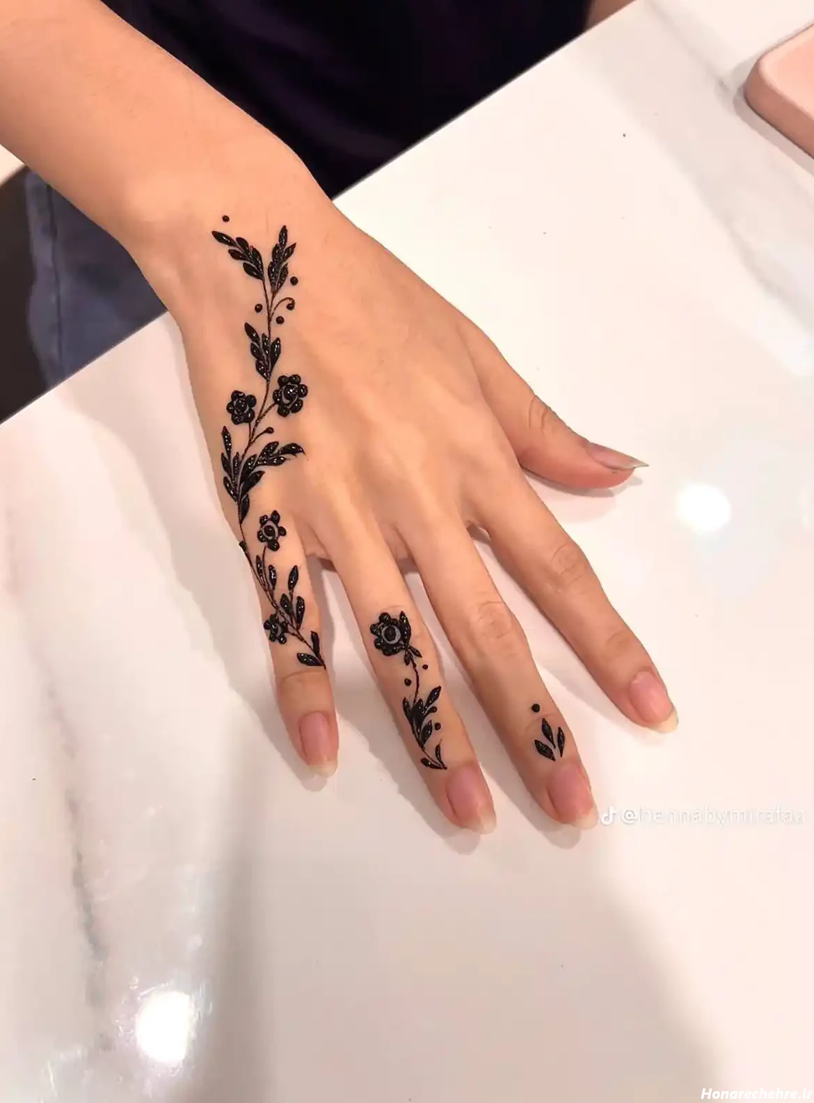 طرح حنا روی پا ساده و شیک