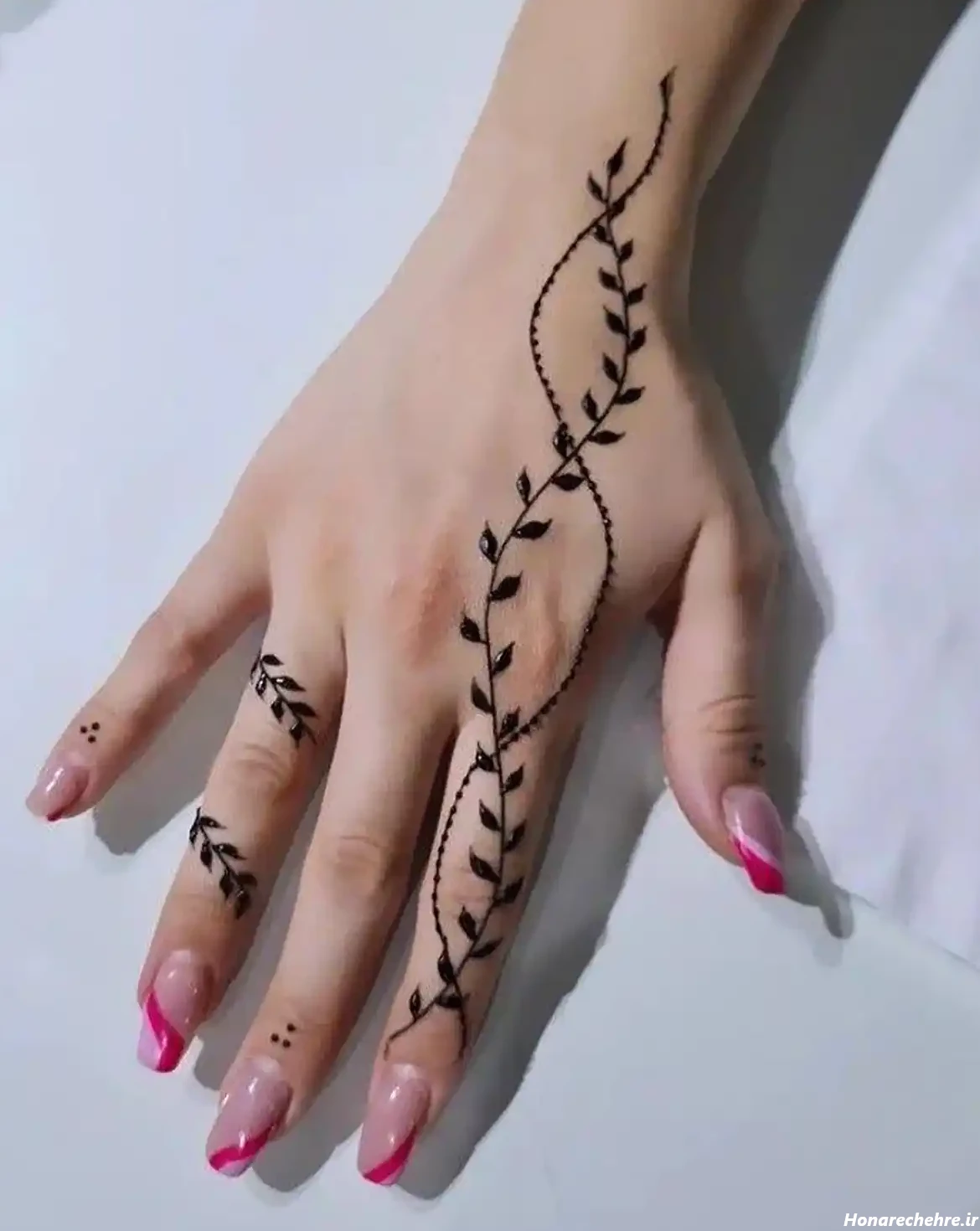طرح حنا روی پا ساده و شیک