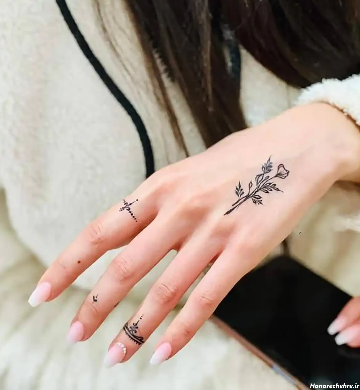 طرح حنا روی پا ساده و شیک