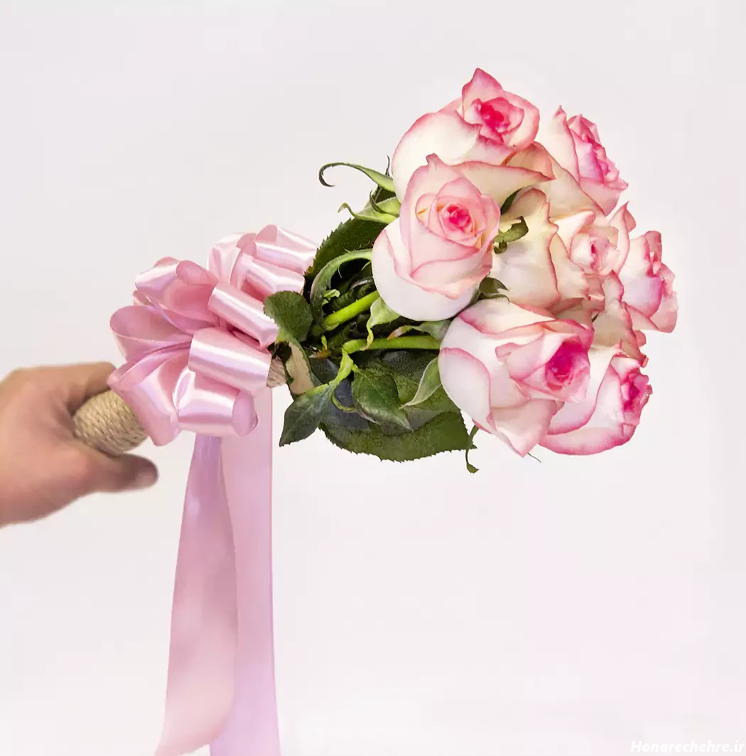 عکس دختر با گل رز قرمز