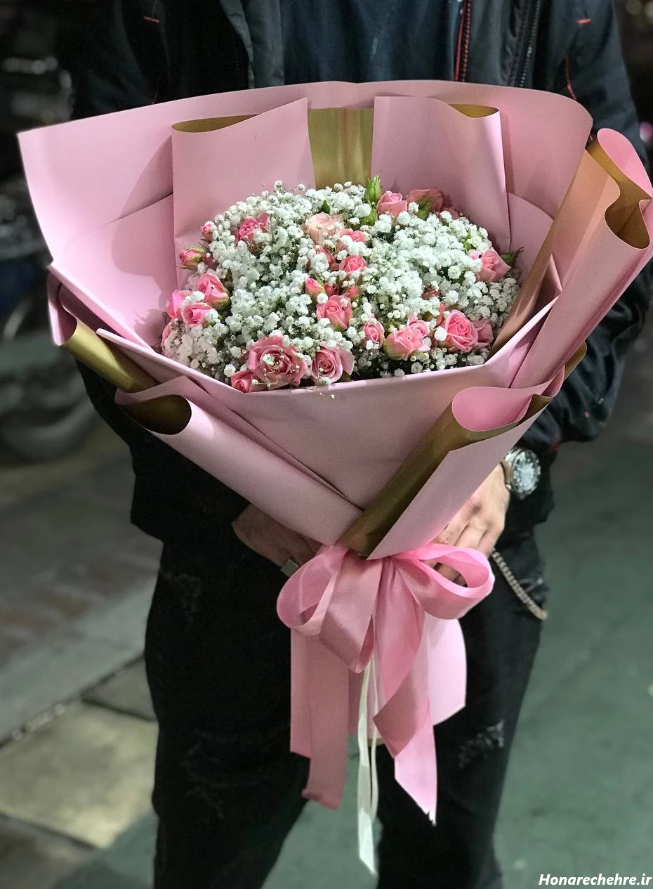 عکس دختر با گل رز قرمز