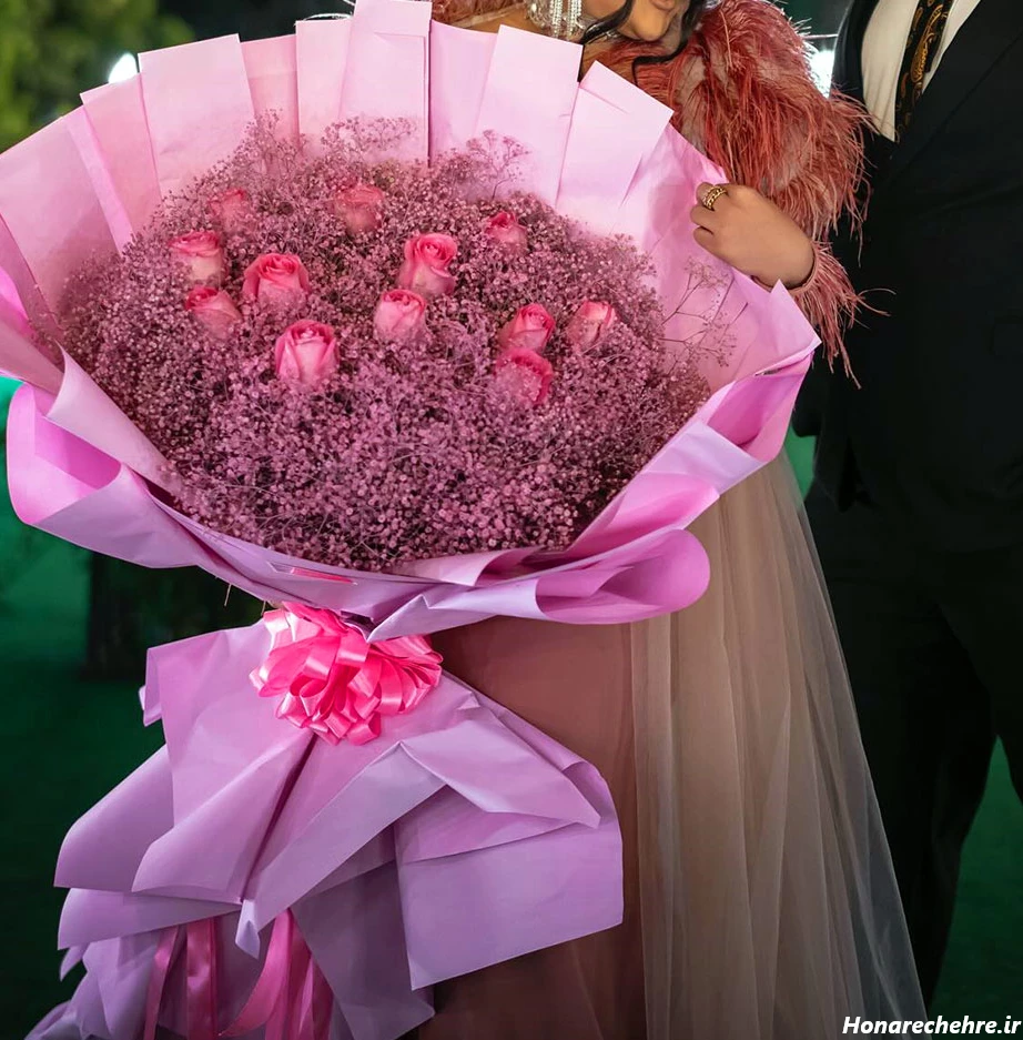 عکس دختر با گل رز قرمز