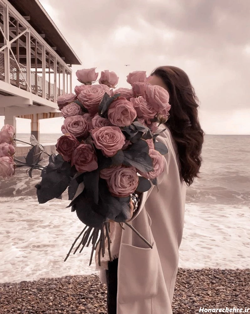 عکس دختر با گل رز قرمز