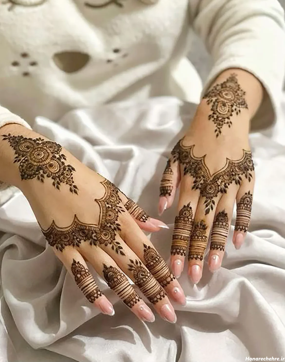 طرح حنا روی پا ساده و شیک