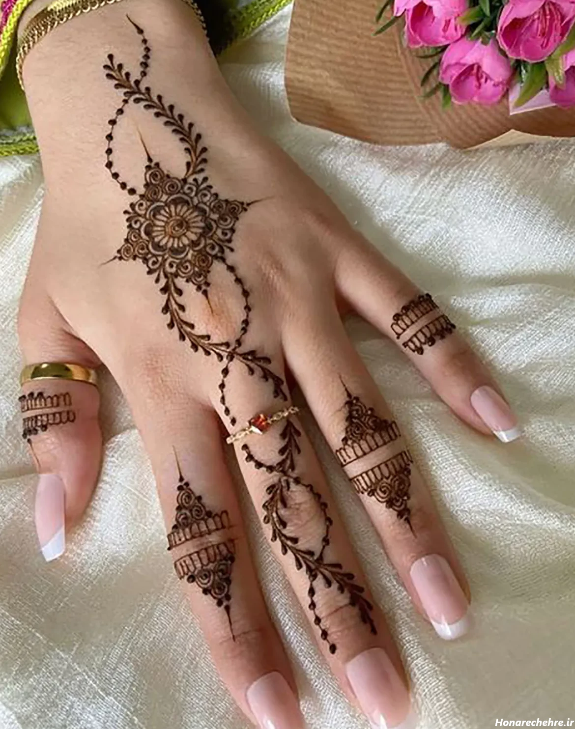 طرح حنا روی پا ساده و شیک