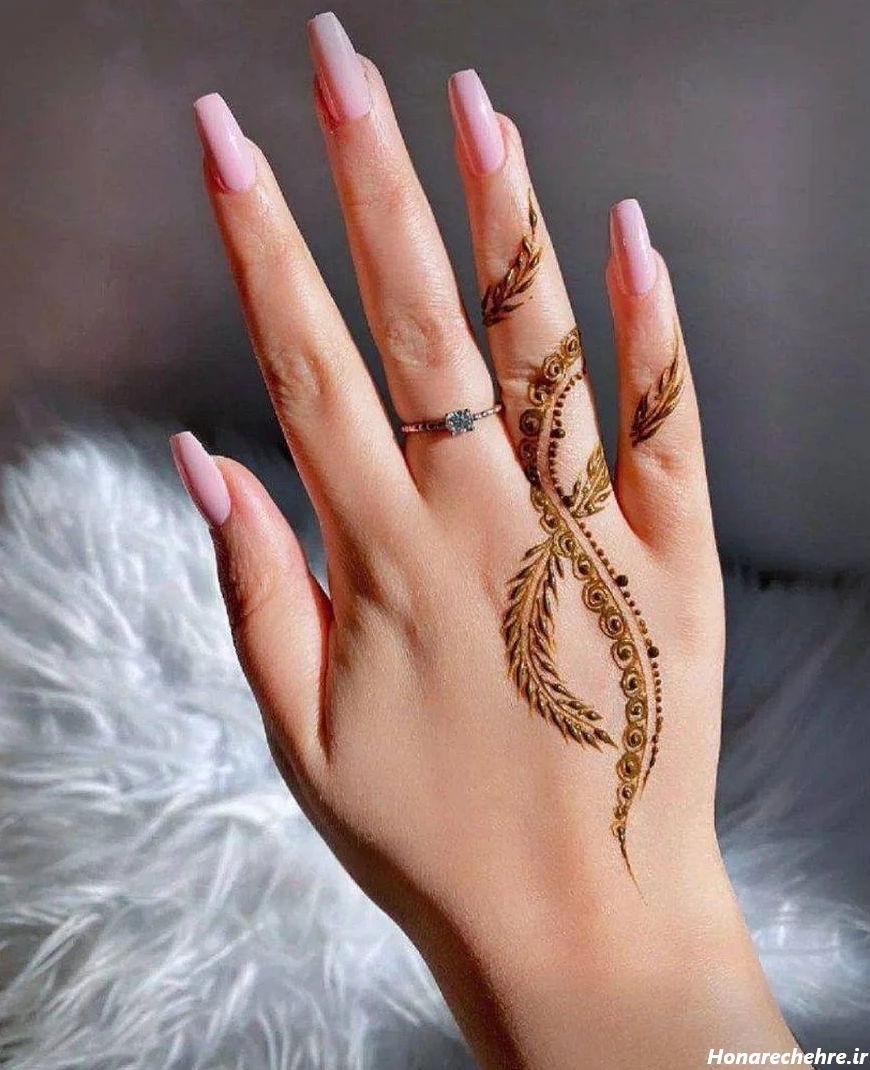 طرح حنا روی پا ساده و شیک
