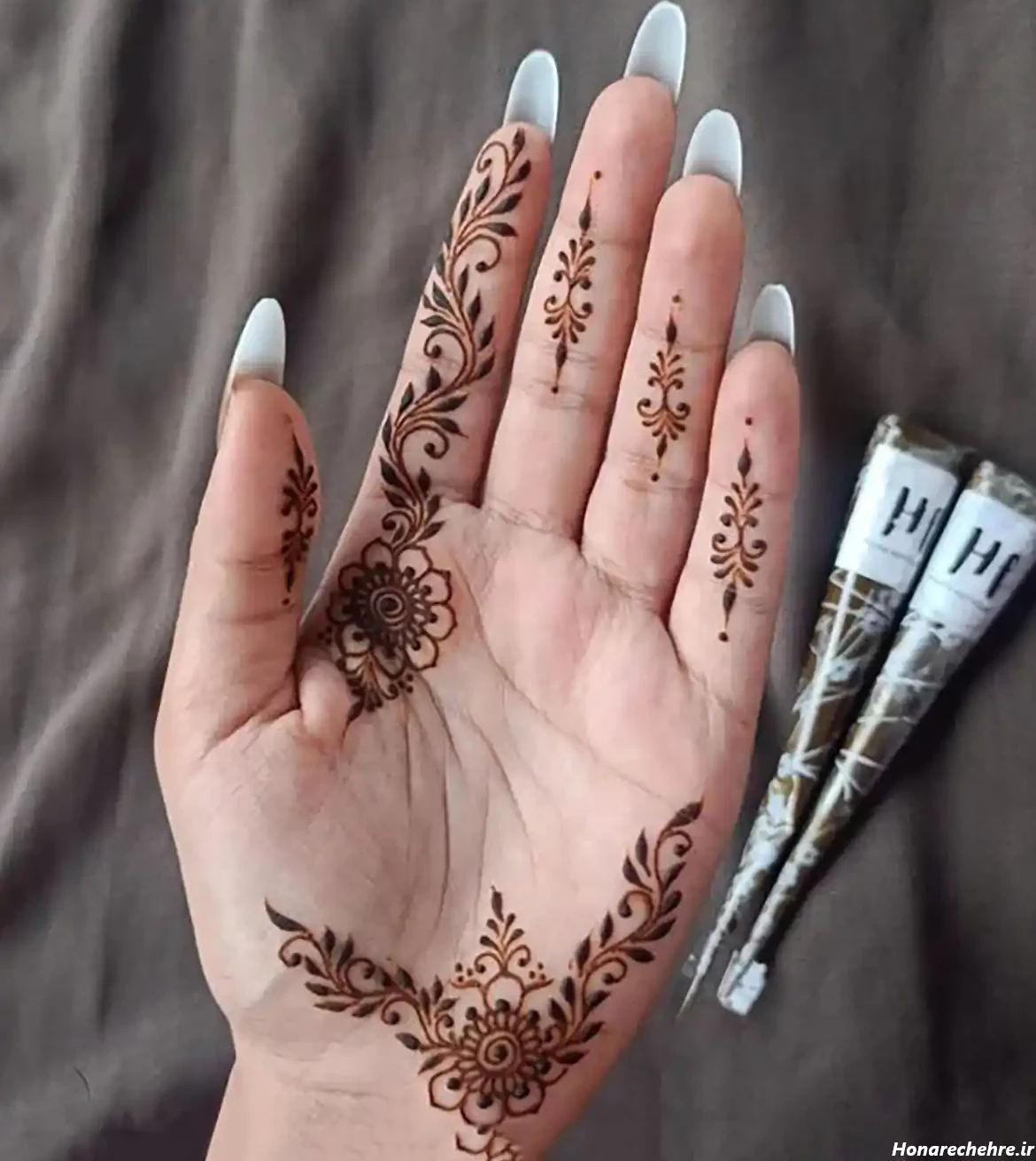 طرح حنا روی پا ساده و شیک