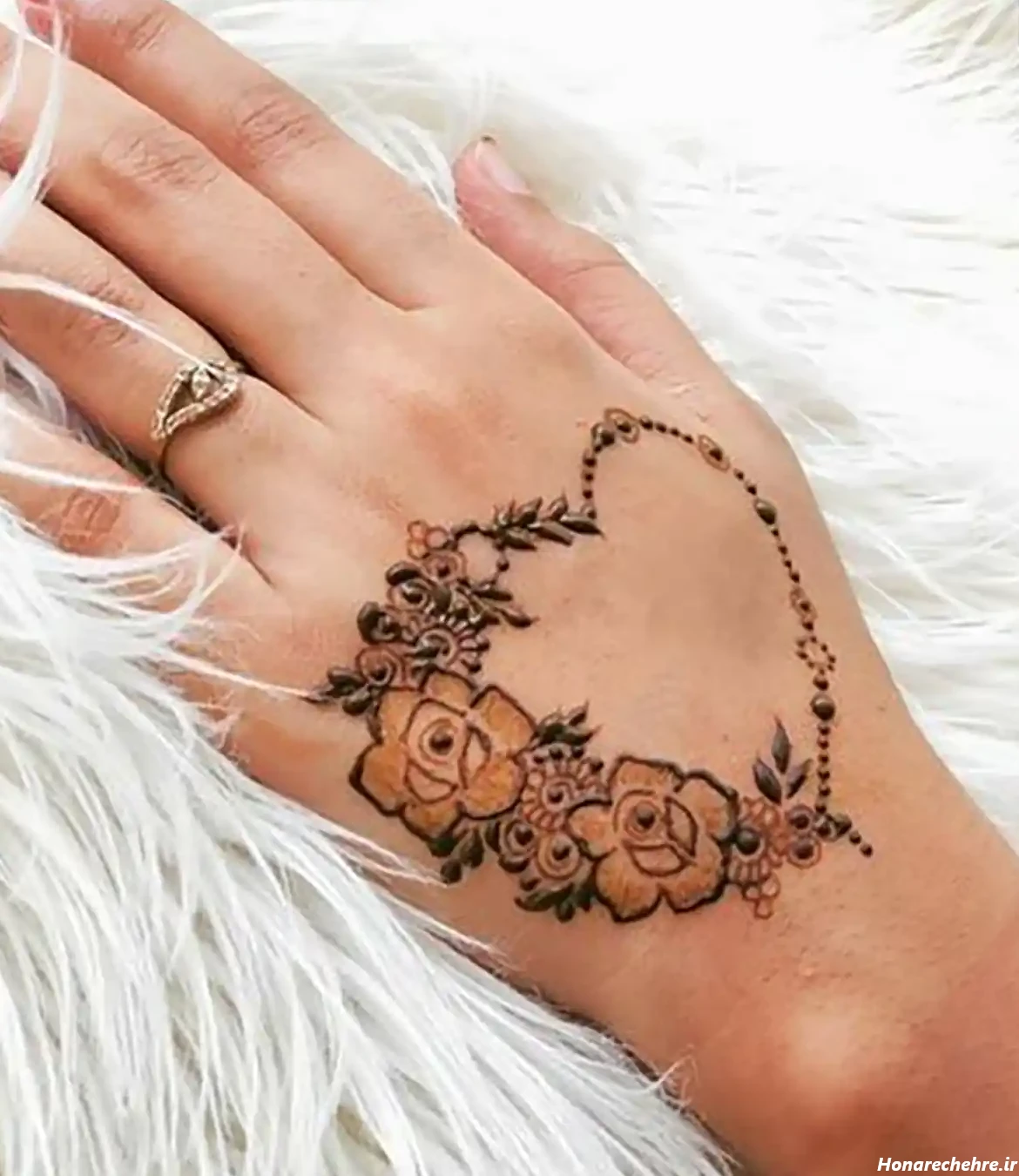 طرح حنا روی پا ساده و شیک