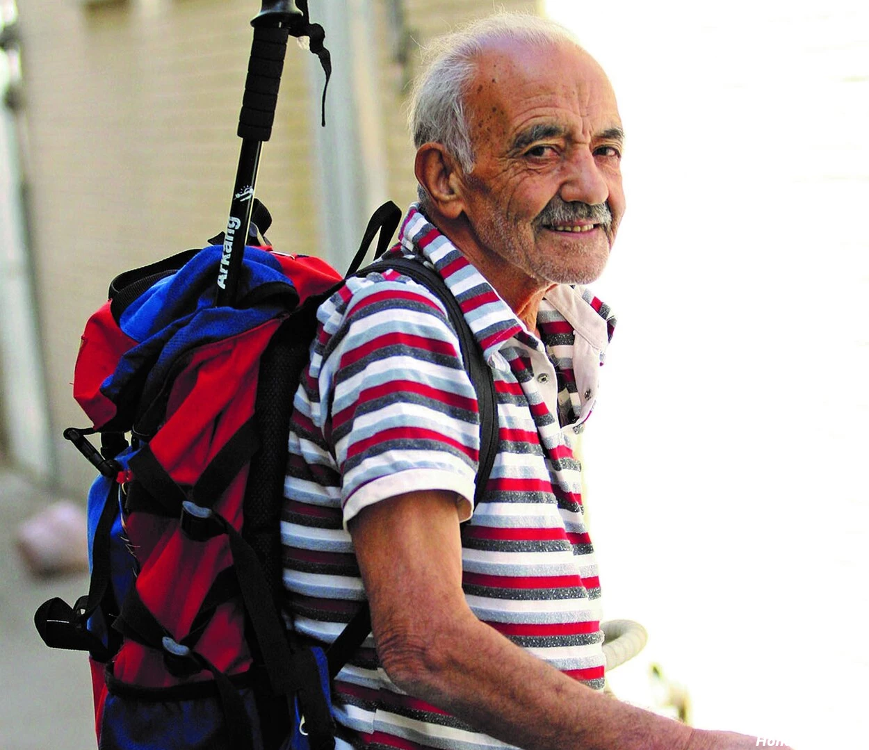 عکس پیر مرد با عصا