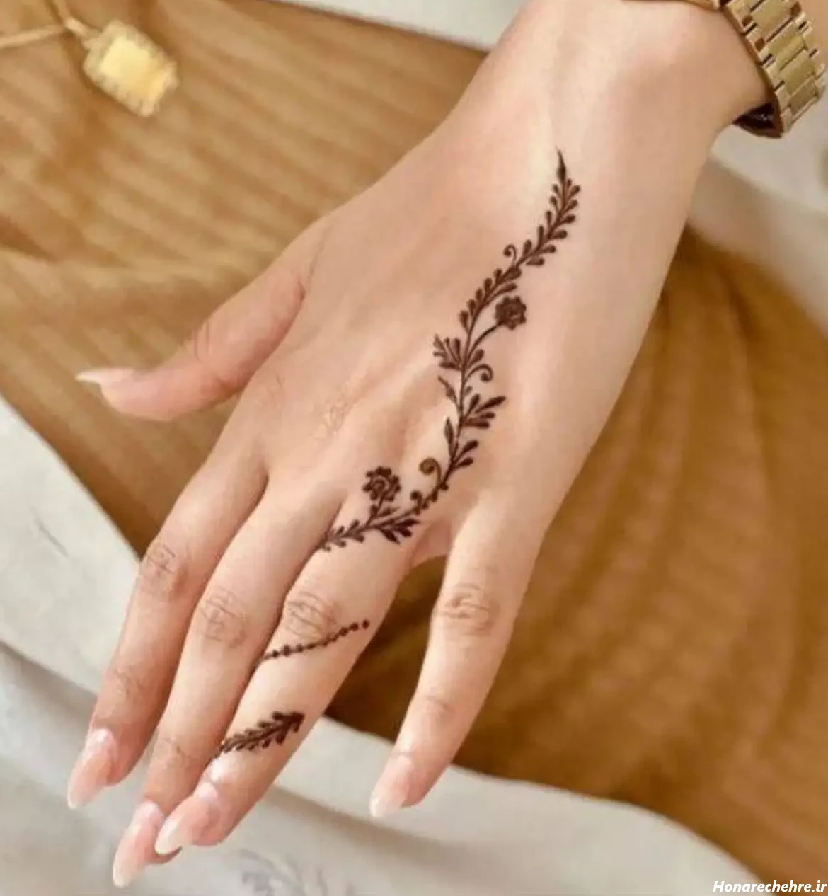 طرح حنا روی پا ساده و شیک