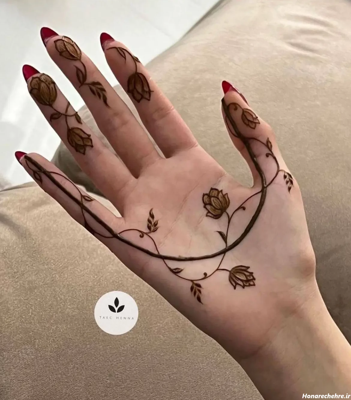 طرح حنا روی پا ساده و شیک