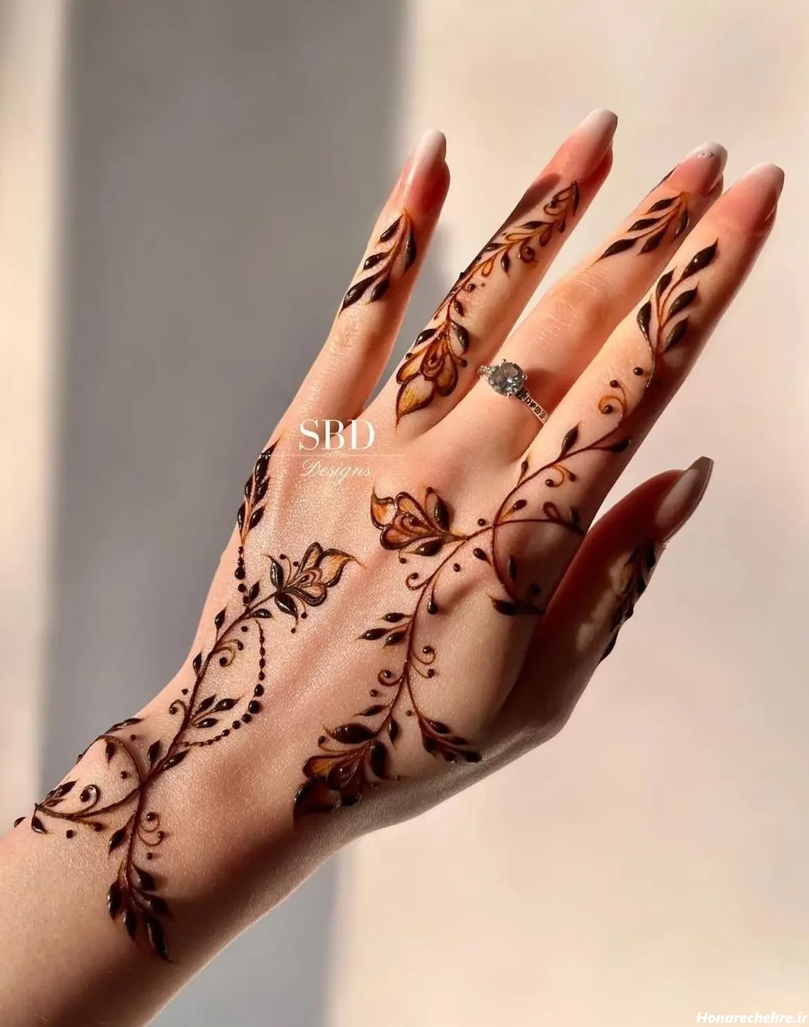 طرح حنا روی پا ساده و شیک