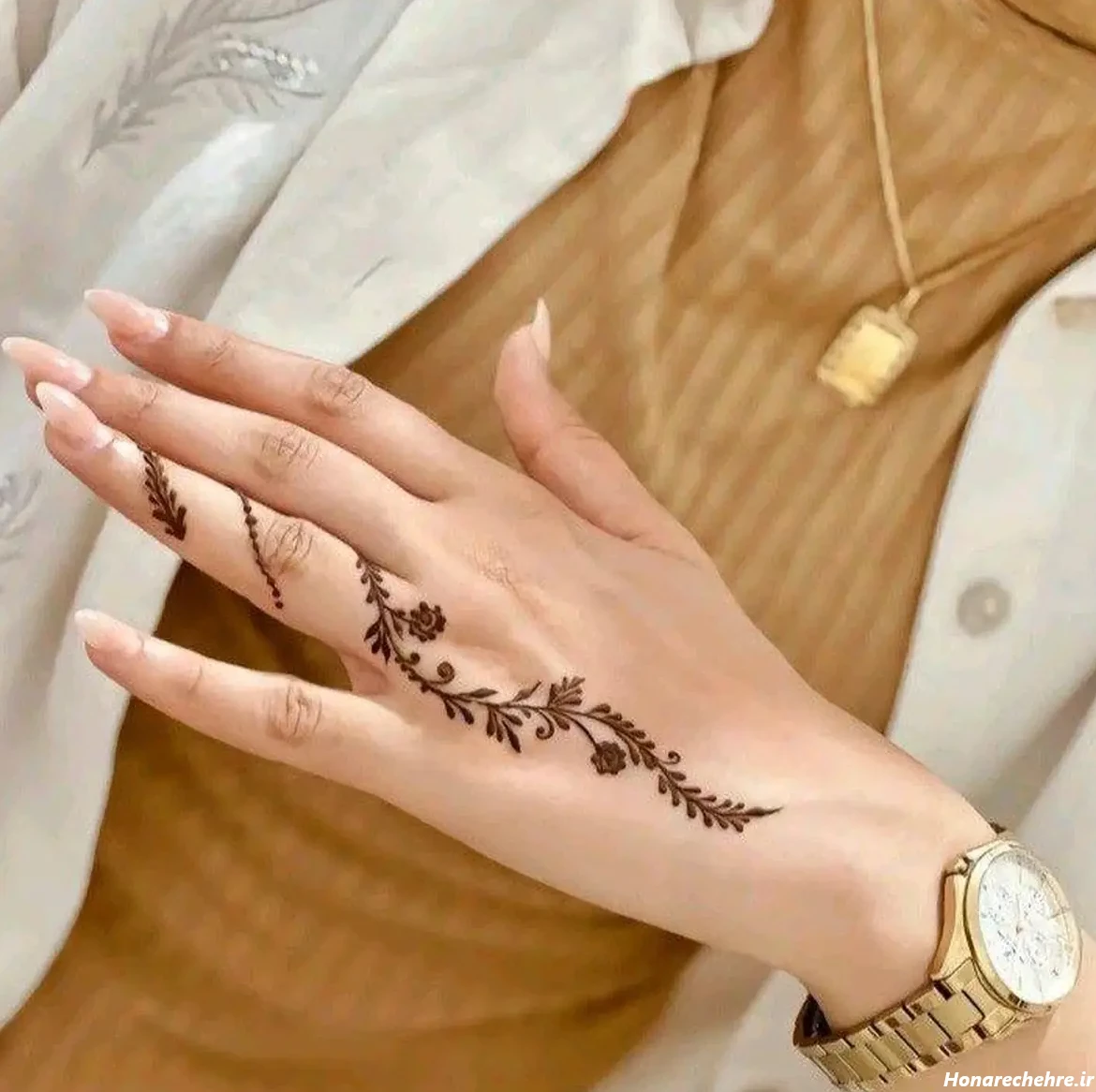 طرح حنا روی پا ساده و شیک